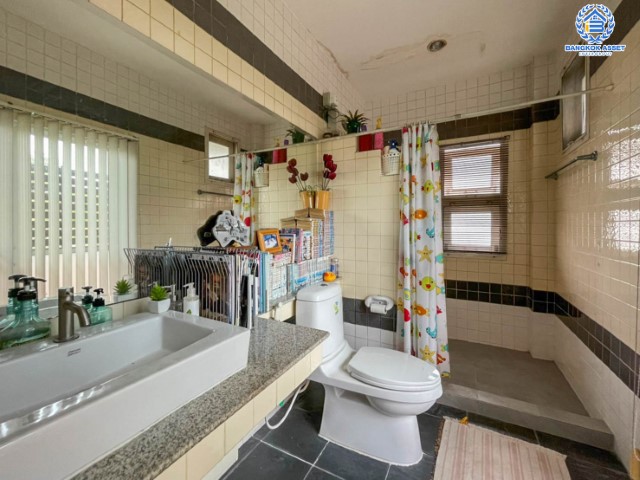 *****บ้านเดี่ยวมือสองย่านปทุมธานี ม.กฤษดานคร19 พหลโยธิน เนื้อที่กว้างขวางมากถึง 163 ตร.ว. ฟังก์ชัน 4 ห้องนอน 3 ห้องน้ำ ที่จอดรถ 2 คัน พร้อมเข้าอยู่ พื้นที่กว้างขวาง บนทำเลเดินทางสะดวก ใกล้รถไฟฟ้าสายสีแดง "สถานีฟิวเจอร์พาร์ค รังสิต" และทางด่วน "รังสิต"